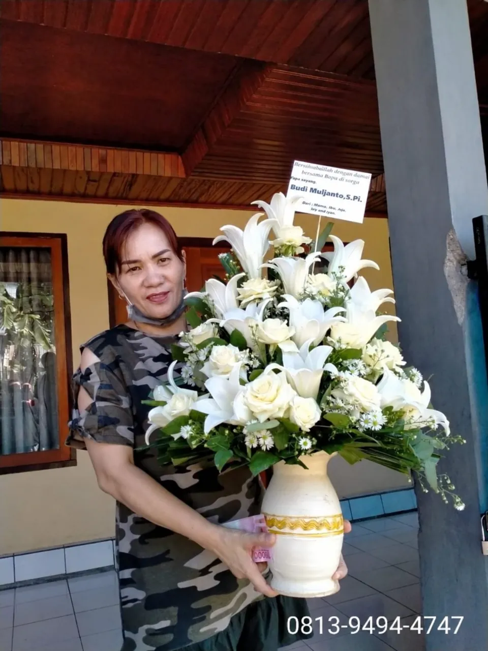 Bunga Meja Lili Mawar Putih Vas Emas Besar