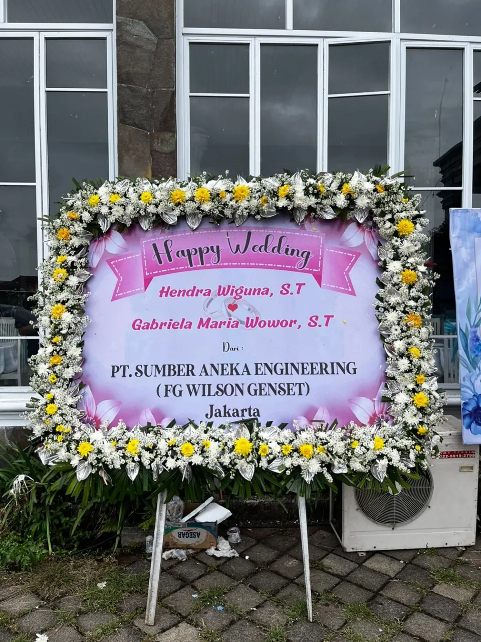 Papan Pernikahan Pink Bingkai Kuning Silver